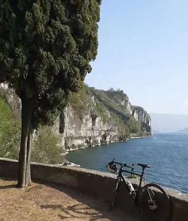 Апартаменты Casetta Miravigna Cozy Flat With Garden In Franciacorta & Iseo Paderno Franciacorta
